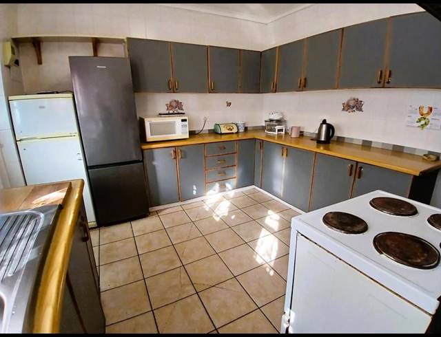 6 BEDROOM HOUSE FOR SALE IN STILBAAI-WES